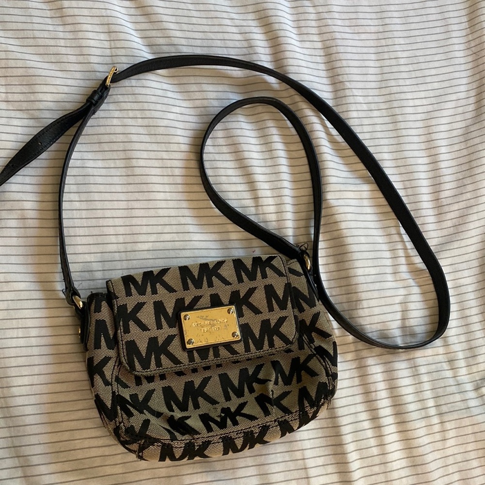 Michael kors sling bag
